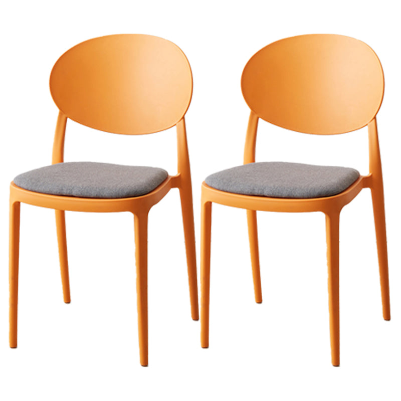 Silla de comedor de plástico escandinavo con respaldo abierto y acabado mate