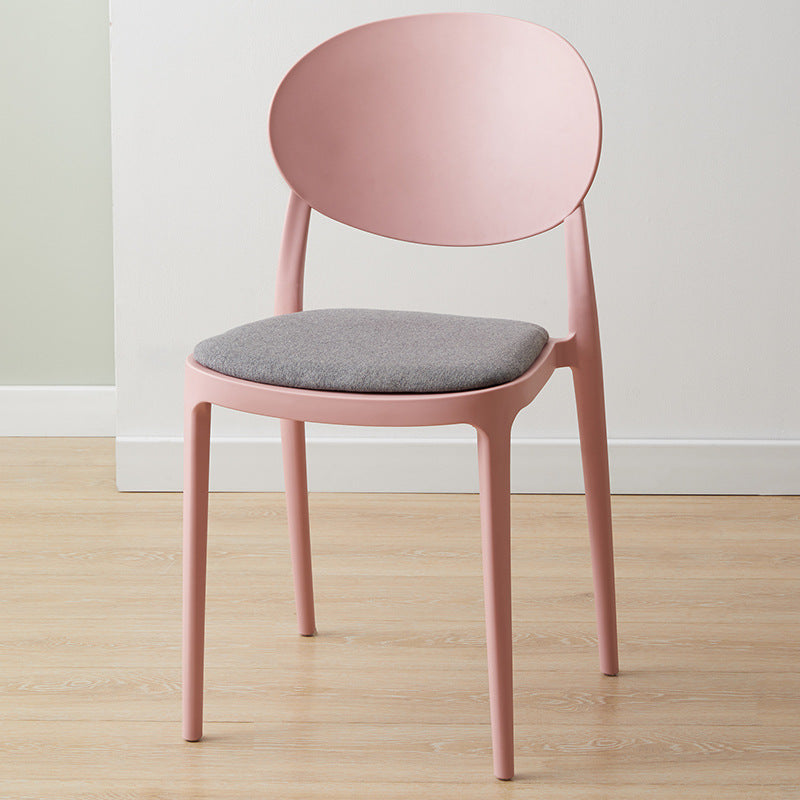 Silla de comedor de plástico escandinavo con respaldo abierto y acabado mate