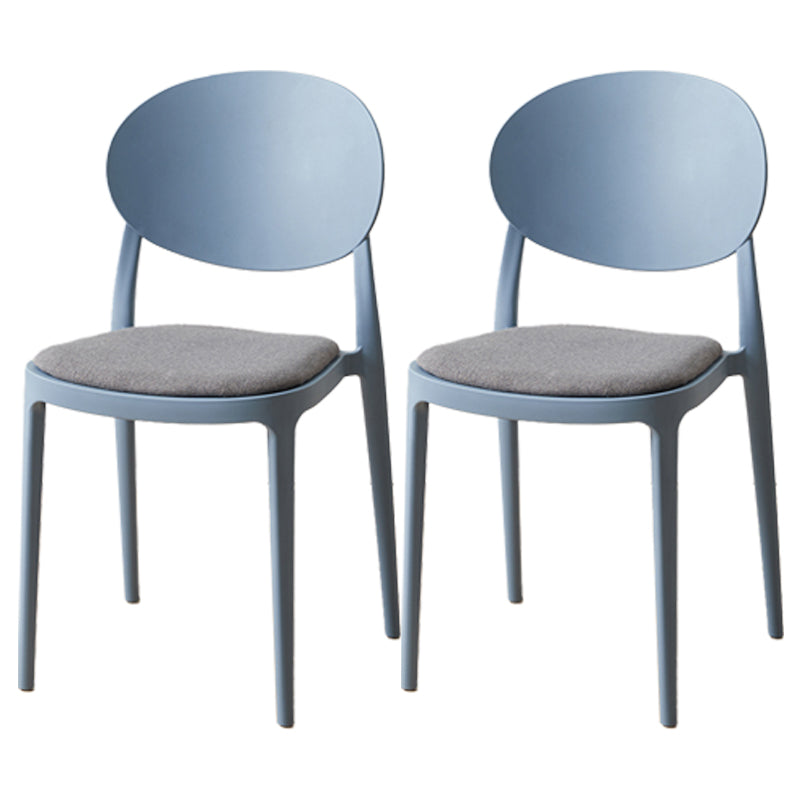 Silla de comedor de plástico escandinavo con respaldo abierto y acabado mate