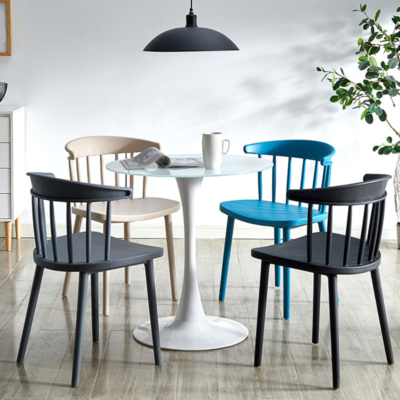Silla de comedor de plástico con acabado mate de silla lateral con respaldo de listones para el hogar escandinavo