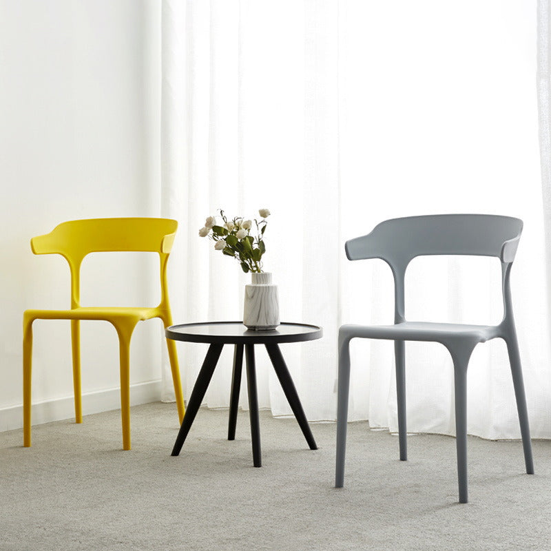 Silla lateral apilable de plástico escandinavo con respaldo abierto y acabado mate