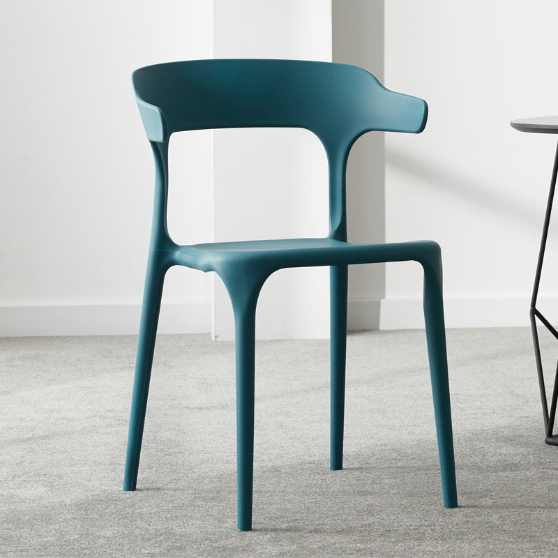 Silla lateral apilable de plástico escandinavo con respaldo abierto y acabado mate