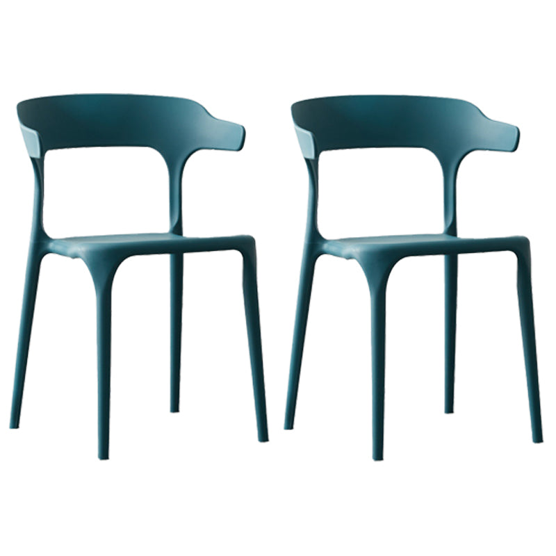 Silla lateral apilable de plástico escandinavo con respaldo abierto y acabado mate