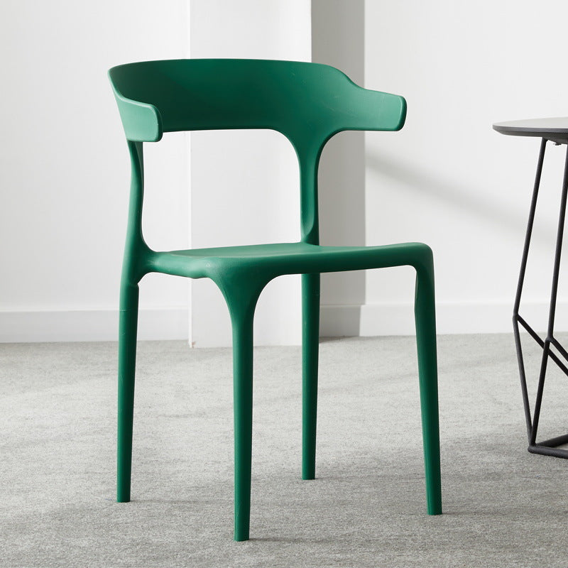 Silla lateral apilable de plástico escandinavo con respaldo abierto y acabado mate