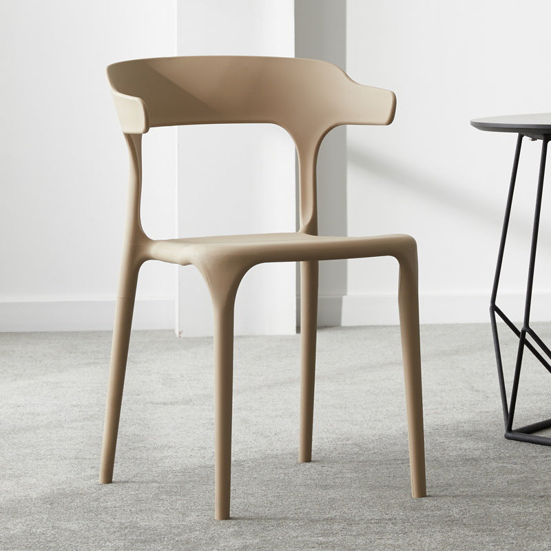 Silla lateral apilable de plástico escandinavo con respaldo abierto y acabado mate