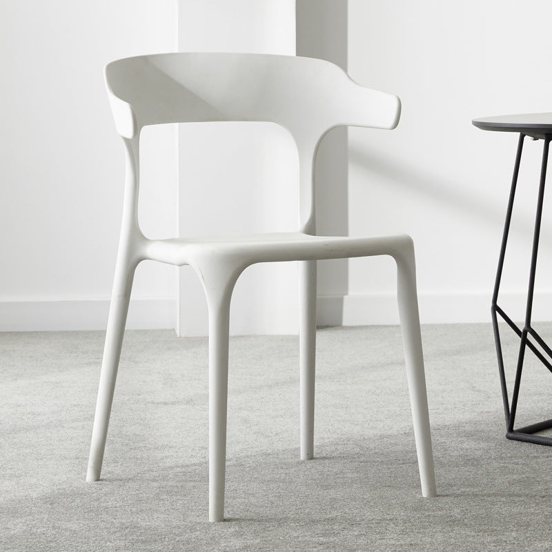 Silla lateral apilable de plástico escandinavo con respaldo abierto y acabado mate