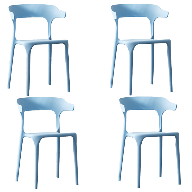 Silla lateral apilable de plástico escandinavo con respaldo abierto y acabado mate