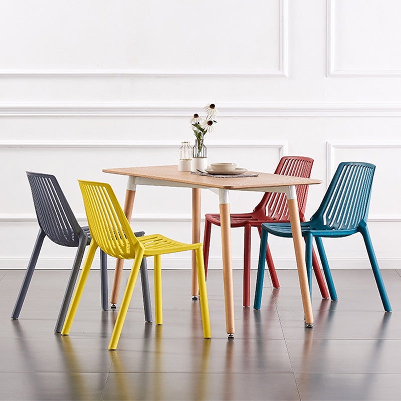 Chaise latérale en plastique contemporaine de restaurant finition mate chaise de salle à manger arrière à lattes