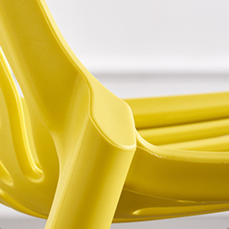 Chaise latérale en plastique contemporaine de restaurant finition mate chaise de salle à manger arrière à lattes