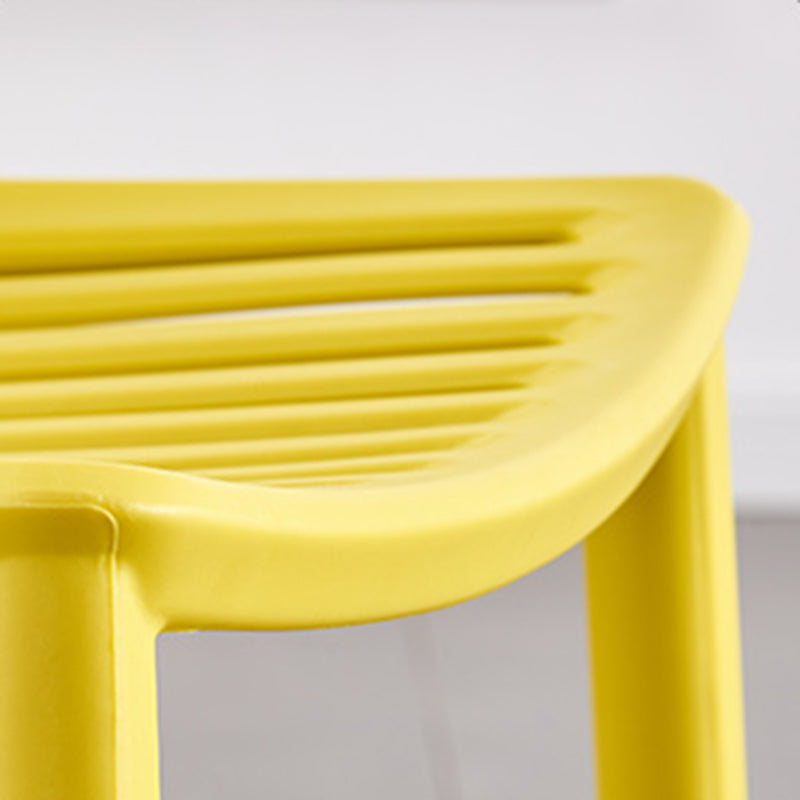 Chaise latérale en plastique contemporaine de restaurant finition mate chaise de salle à manger arrière à lattes