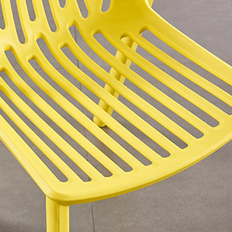Chaise latérale en plastique contemporaine de restaurant finition mate chaise de salle à manger arrière à lattes