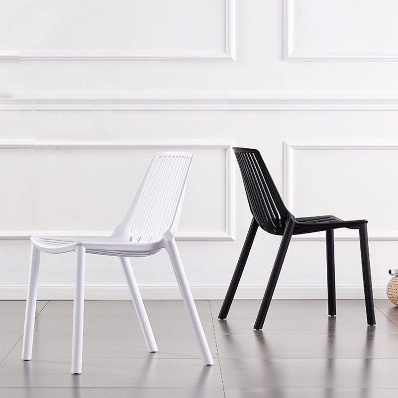 Chaise latérale en plastique contemporaine de restaurant finition mate chaise de salle à manger arrière à lattes