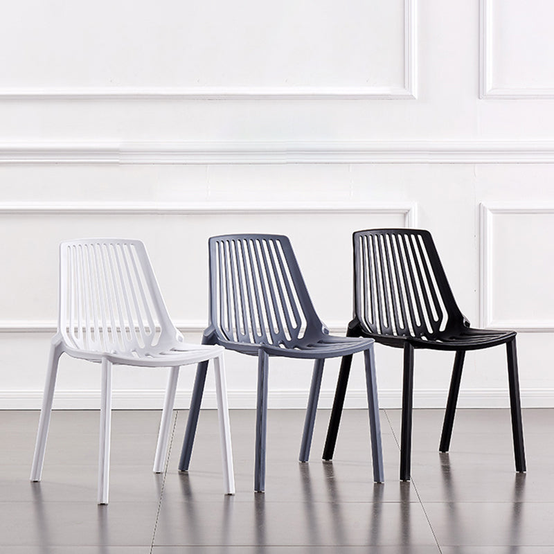 Chaise latérale en plastique contemporaine de restaurant finition mate chaise de salle à manger arrière à lattes
