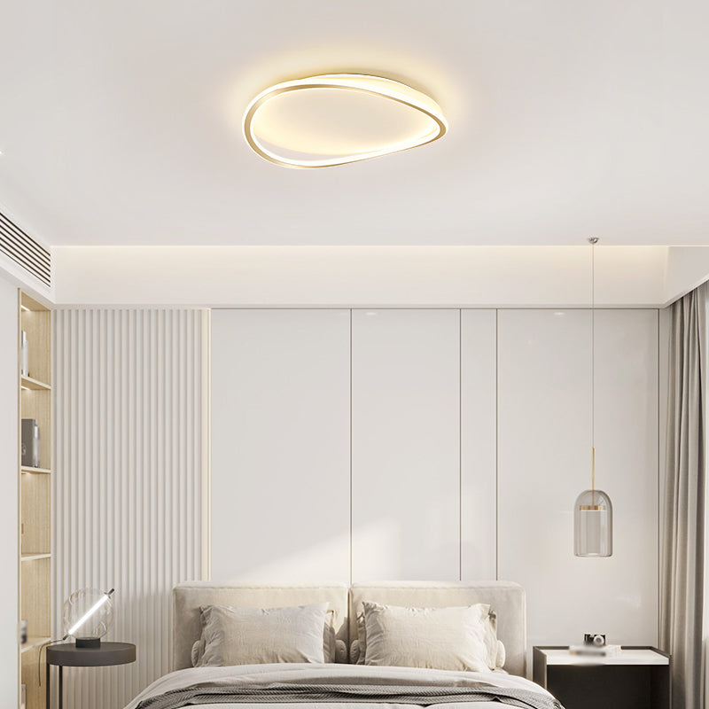 Plafonnier LED en acrylique doré, montage encastré linéaire en fer de simplicité moderne pour chambre à coucher