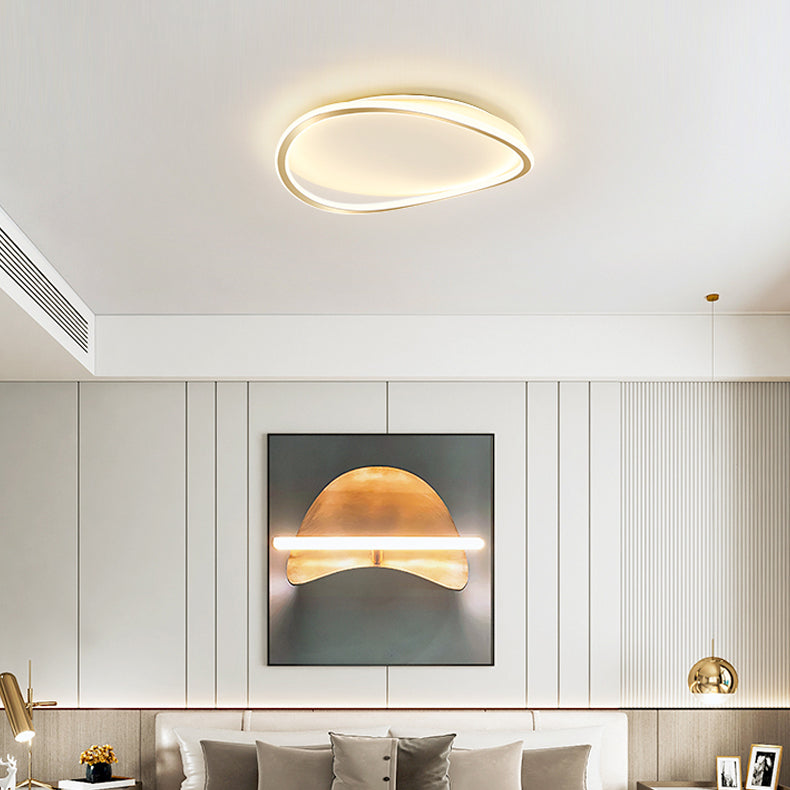 Plafonnier LED en acrylique doré, montage encastré linéaire en fer de simplicité moderne pour chambre à coucher