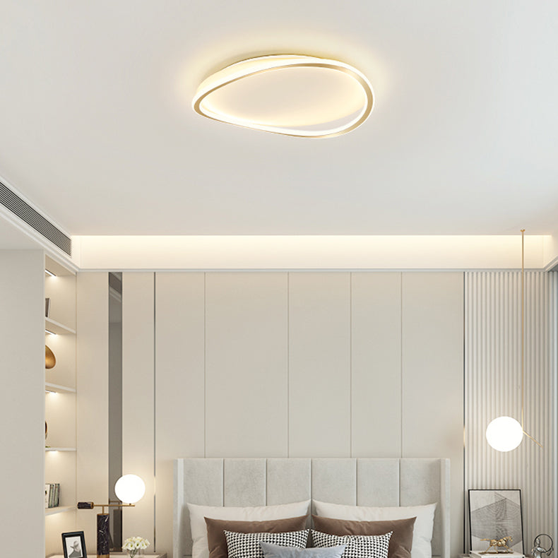 Plafonnier LED en acrylique doré, montage encastré linéaire en fer de simplicité moderne pour chambre à coucher