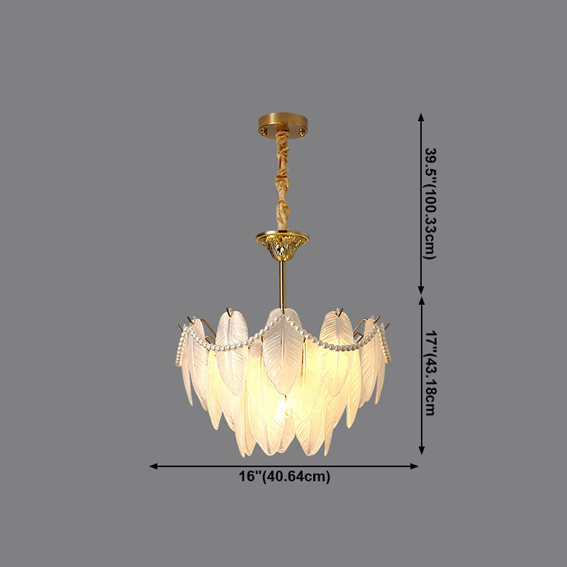 Luminaires de lustre en métal doré.