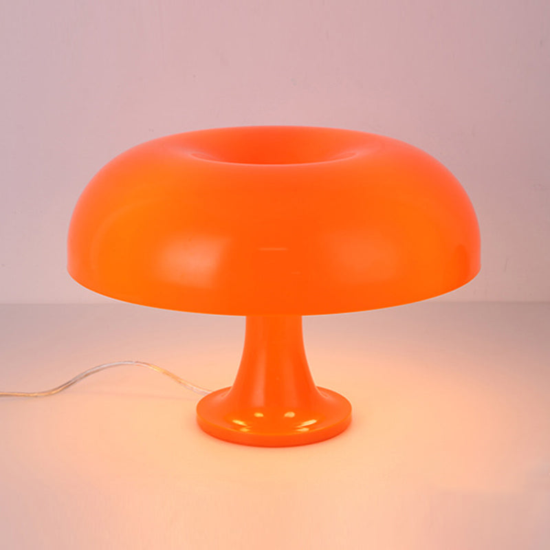 Lampada da tavolo colorata di macaron in stile nordico studia la scrivania della stanza per bambini