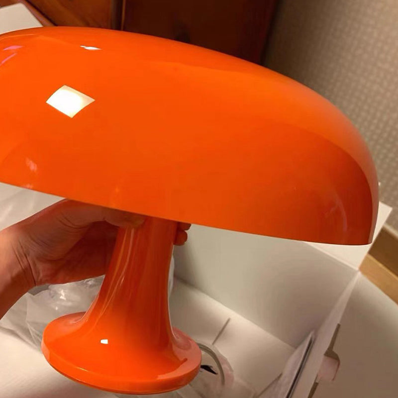 Lampada da tavolo colorata di macaron in stile nordico studia la scrivania della stanza per bambini