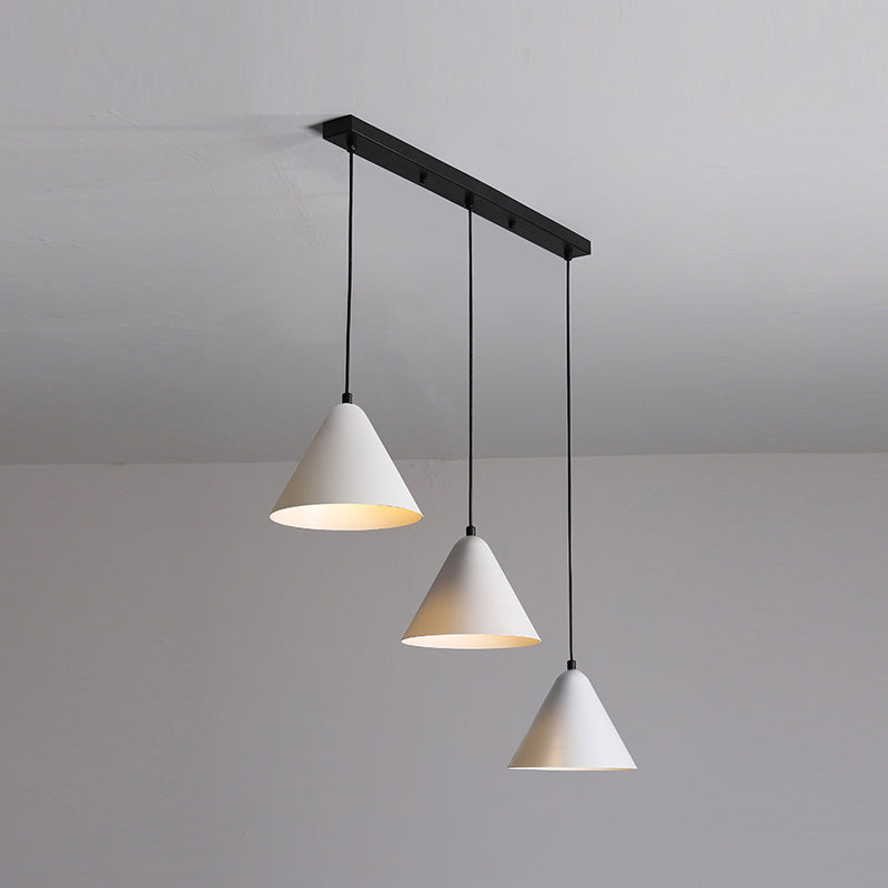 3 lumières Nordic Pendante Lighting Conical Drop Laut avec de l'ombre en métal pour salle à manger