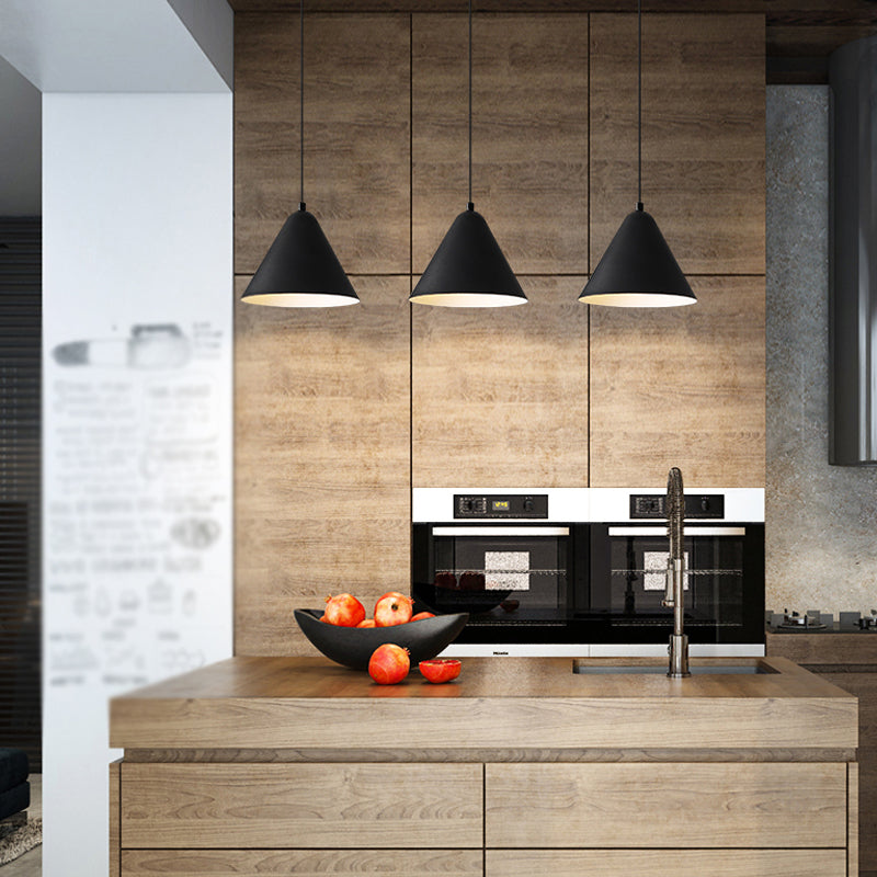 3 lumières Nordic Pendante Lighting Conical Drop Laut avec de l'ombre en métal pour salle à manger