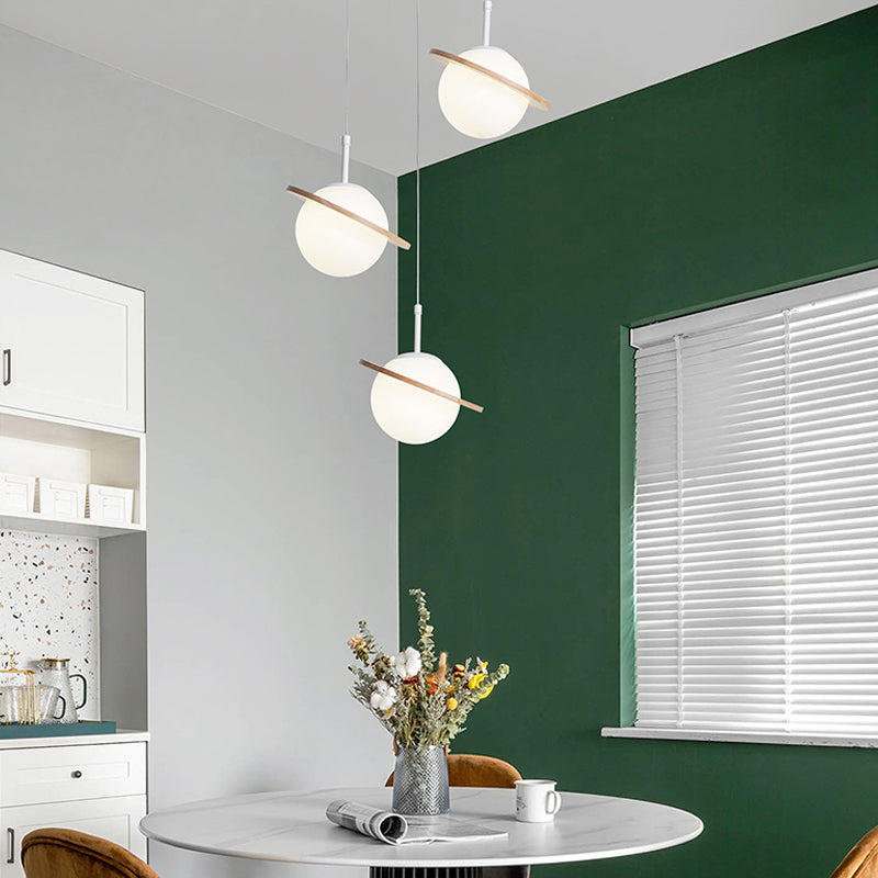 Houten hangende verlichtingsarmaturen Globe Noordse suspensielamp met witte glazen schaduw