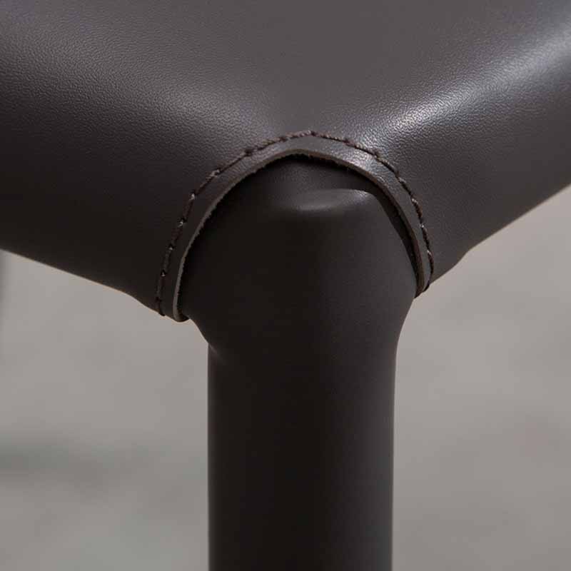 Silla de comedor de cuero de silla de montar con respaldo sólido de restaurante estilo diseñador