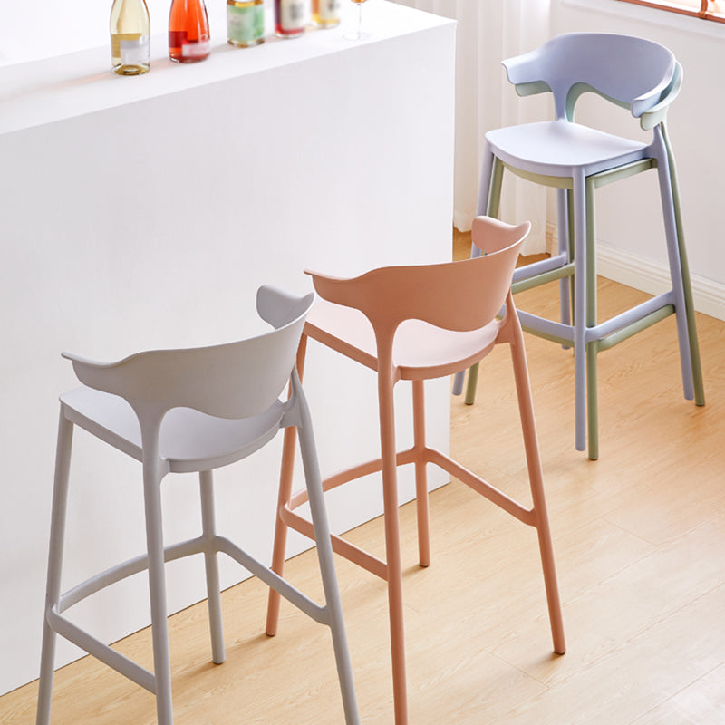 Taburetes de bar escandinavos de plástico apilables para interiores con respaldo bajo y reposapiés