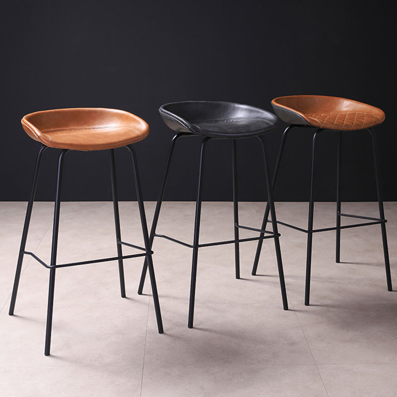 Barhocker aus Metall im Vintage-Stil mit niedriger Rückenlehne und Riemenpedal, 30-Zoll-Barhocker