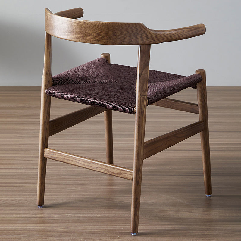 El brazo del estilo moderno que cena las sillas de fresno abre los sillones caseros con las piernas de madera