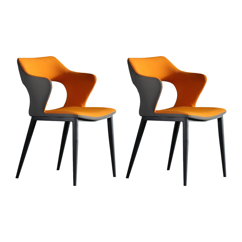 Silla de comedor contemporánea de cuero con respaldo abierto y patas negras
