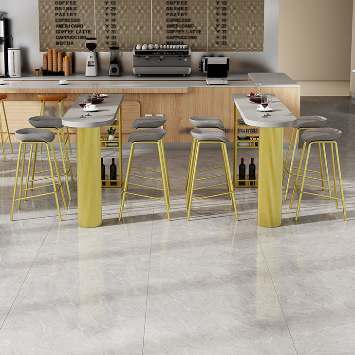 Mesa contemporánea de la barra de madera de pino Forma gratis Mesa de vinos para el patio