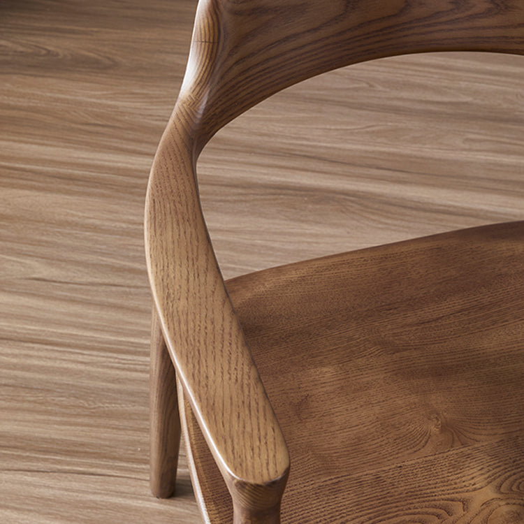 El brazo tradicional que cena las sillas abre los sillones caseros de madera sólida de la parte posterior