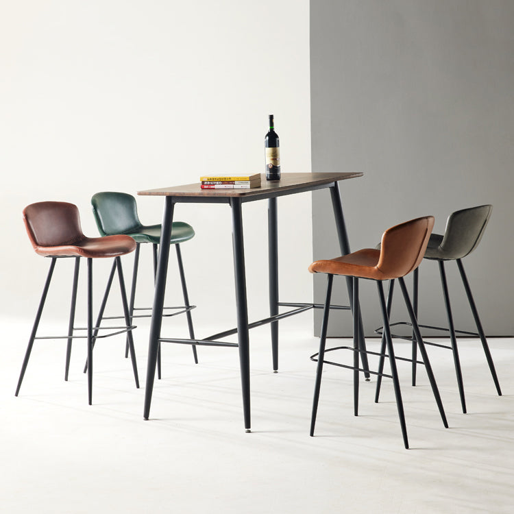Moderner Barhocker mit Metallgestell und Kunstledersitz für die Küche