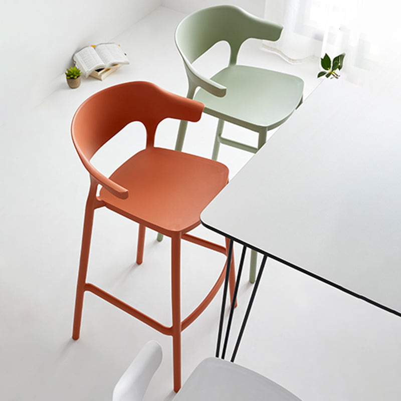 Taburete de bar con asientos de plástico de estilo nórdico, taburete de bar colorido con respaldo de 4 patas (juego de 2)