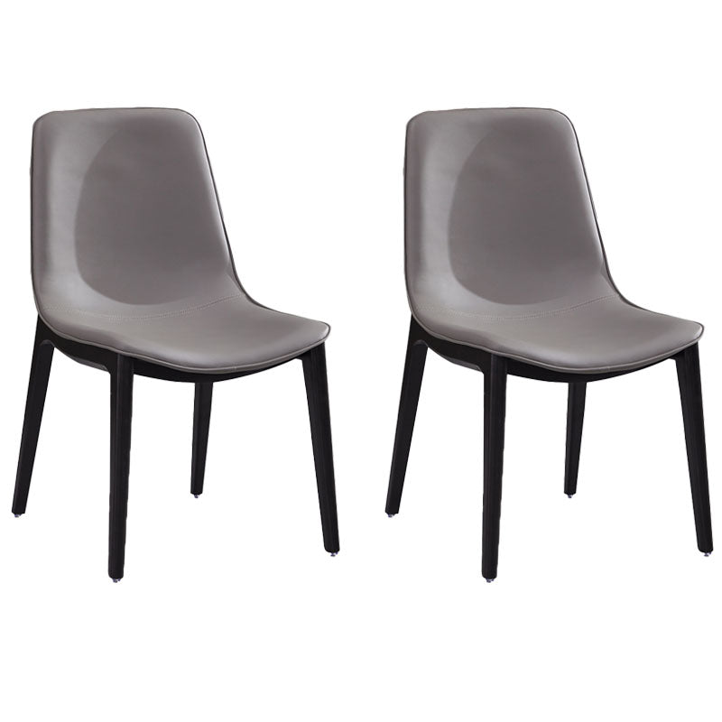 Chaise de salle à manger en cuir avec dossier solide et pieds noirs, maison industrielle