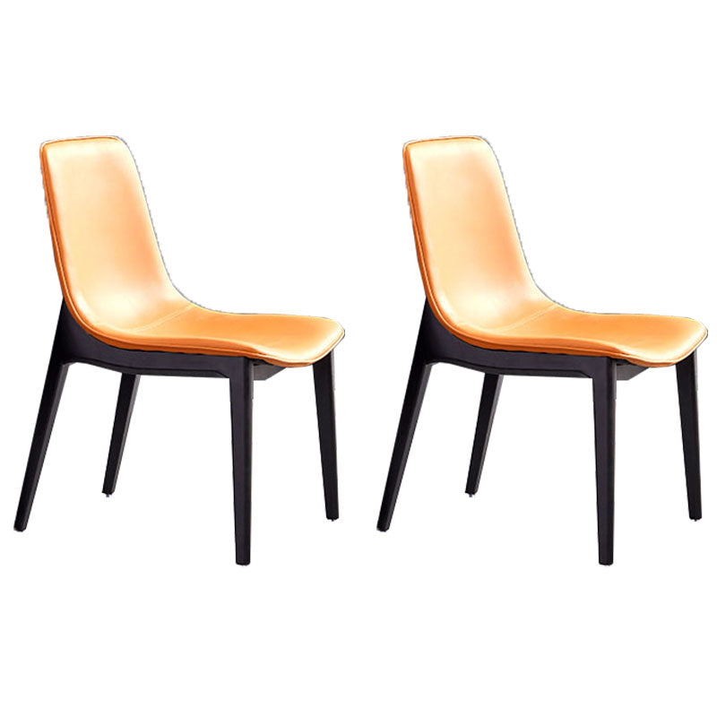 Chaise de salle à manger en cuir avec dossier solide et pieds noirs, maison industrielle