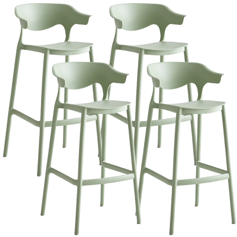 Stapelbare Plastik -Innenschalterhocker Low Rücken skandinavischer Barhocker im Stil eines skandinavischen Stils