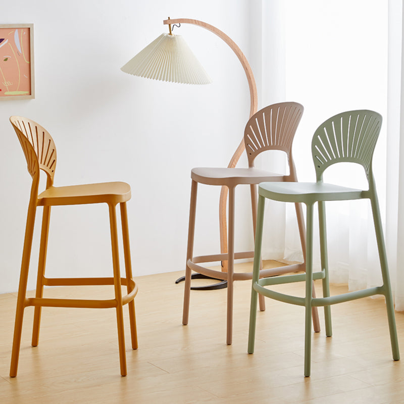 Nordic Plastic Einfacher stapelbarer Barhocker für den Innenbereich, hoher Hocker mit Sattelsitz