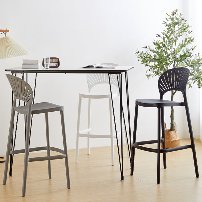Nordic Plastic Einfacher stapelbarer Barhocker für den Innenbereich, hoher Hocker mit Sattelsitz