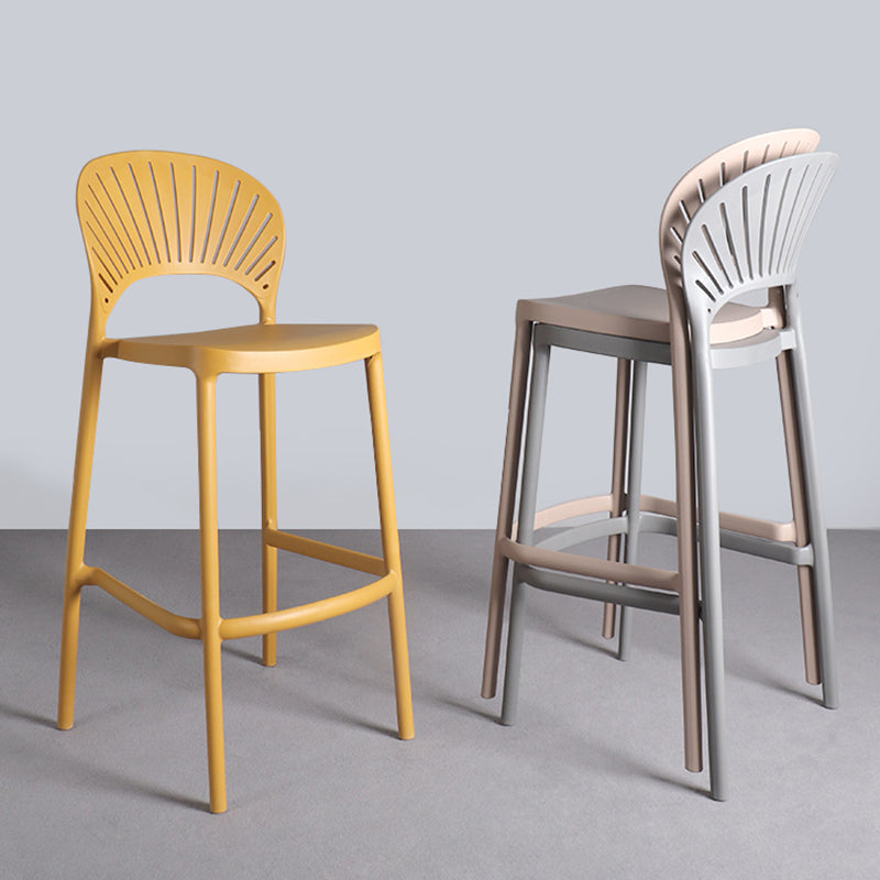 Nordic Plastic Einfacher stapelbarer Barhocker für den Innenbereich, hoher Hocker mit Sattelsitz