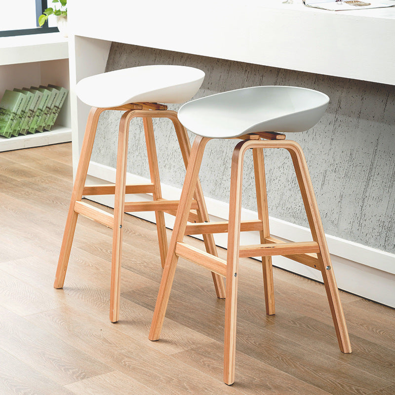 Taburetes de bar escandinavos sin respaldo de los taburetes plásticos de madera con el asiento del cubo