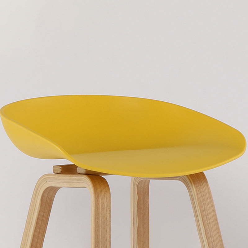 Taburetes de bar escandinavos sin respaldo de los taburetes plásticos de madera con el asiento del cubo