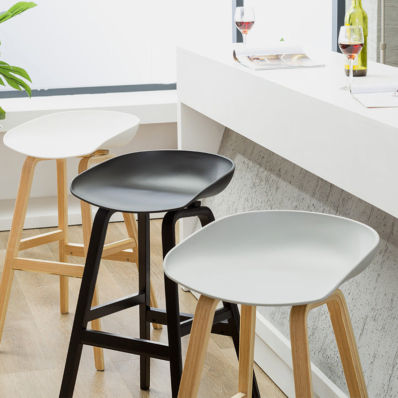Taburetes de bar escandinavos sin respaldo de los taburetes plásticos de madera con el asiento del cubo