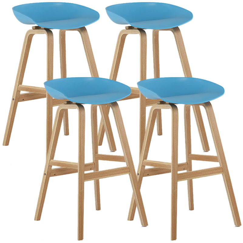 Taburetes de bar escandinavos sin respaldo de los taburetes plásticos de madera con el asiento del cubo