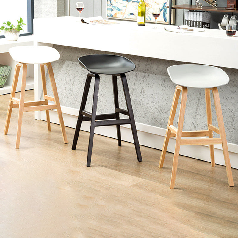 Taburetes de bar escandinavos sin respaldo de los taburetes plásticos de madera con el asiento del cubo