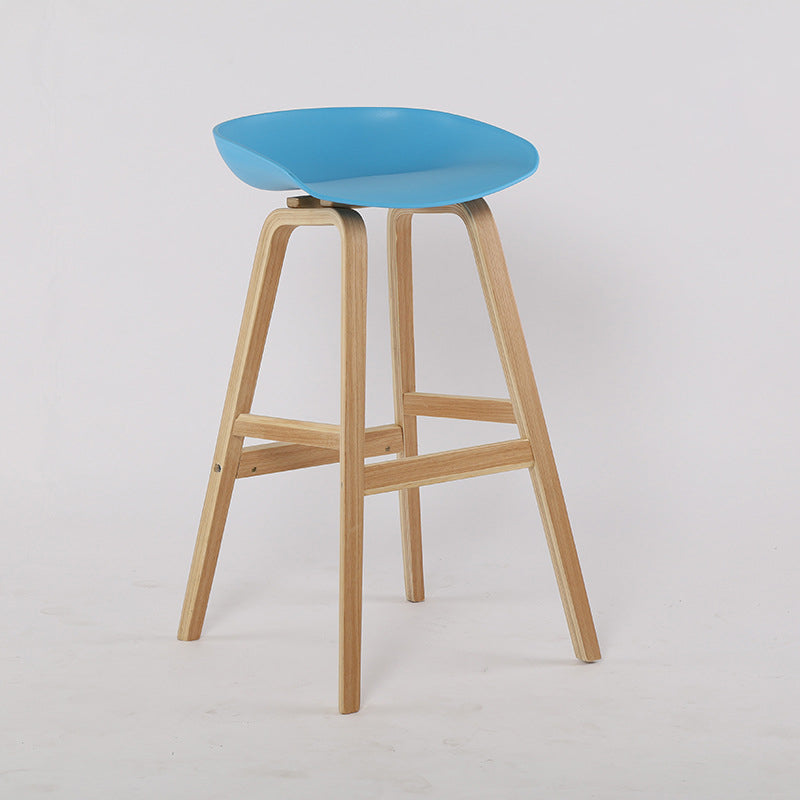 Taburetes de bar escandinavos sin respaldo de los taburetes plásticos de madera con el asiento del cubo