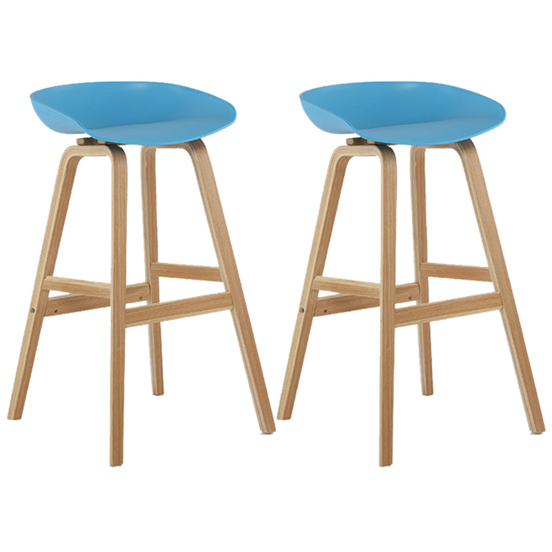 Taburetes de bar escandinavos sin respaldo de los taburetes plásticos de madera con el asiento del cubo