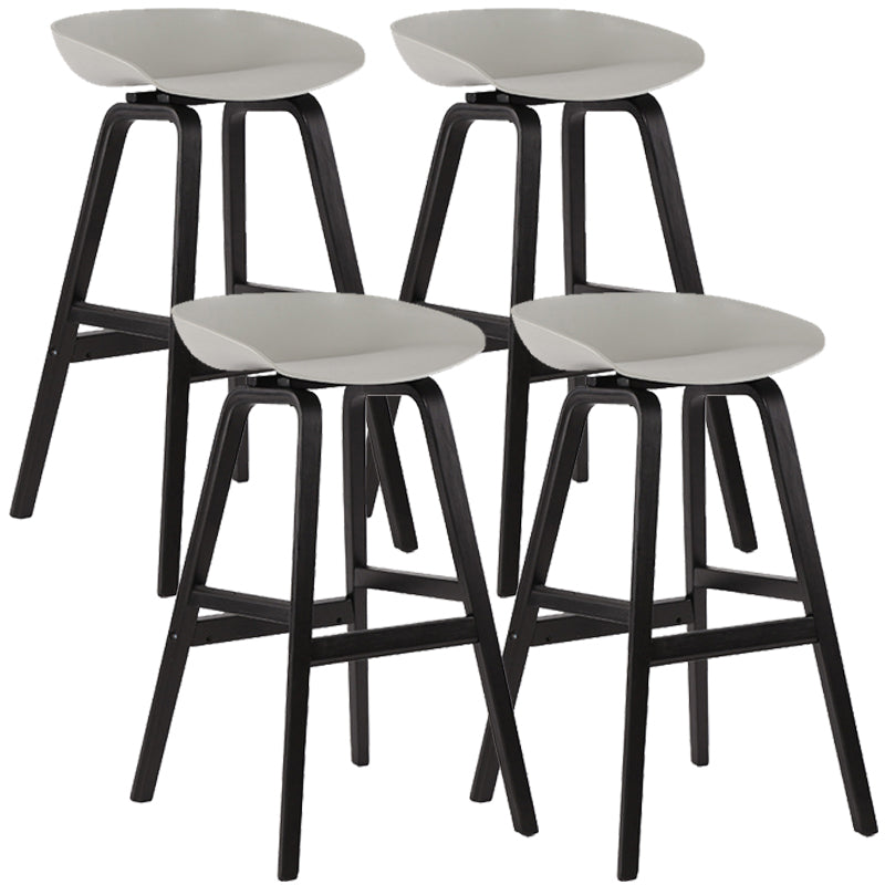 Taburetes de bar escandinavos sin respaldo de los taburetes plásticos de madera con el asiento del cubo