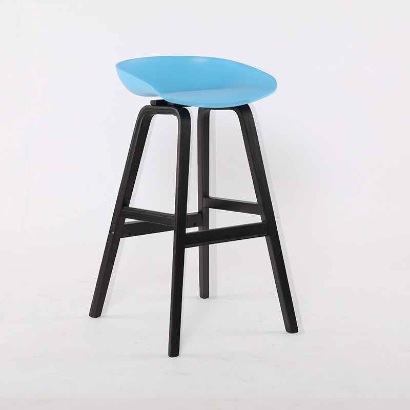 Taburetes de bar escandinavos sin respaldo de los taburetes plásticos de madera con el asiento del cubo